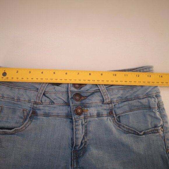 2/$20.00 Mix & Match - Eighty Two Ardene Shortie Ladies Size 9 Light Wash Shorts - Picture 7 of 9